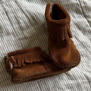 Minnetonka Kids brown Moccasins with Fringe size 2